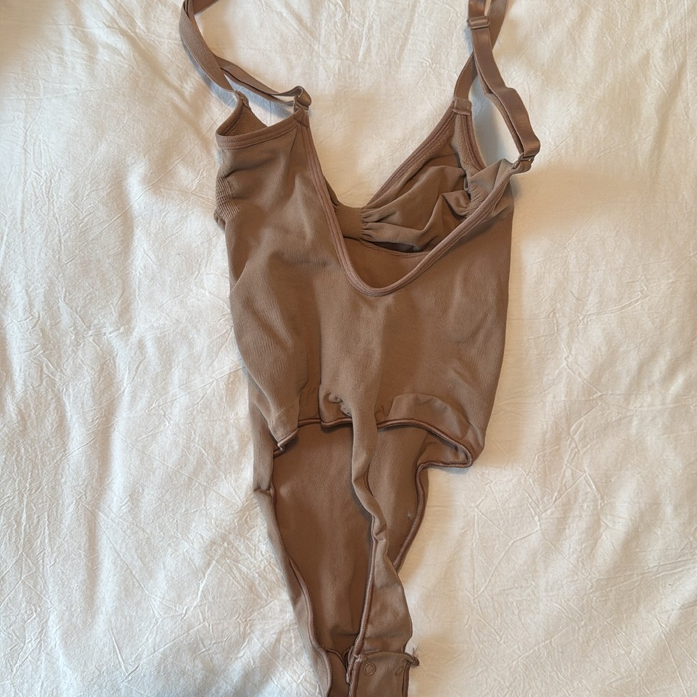 SKIMS SEAMLESS SCULPT THONG BODYSUIT SIENNA XS - Picture 4 of 4